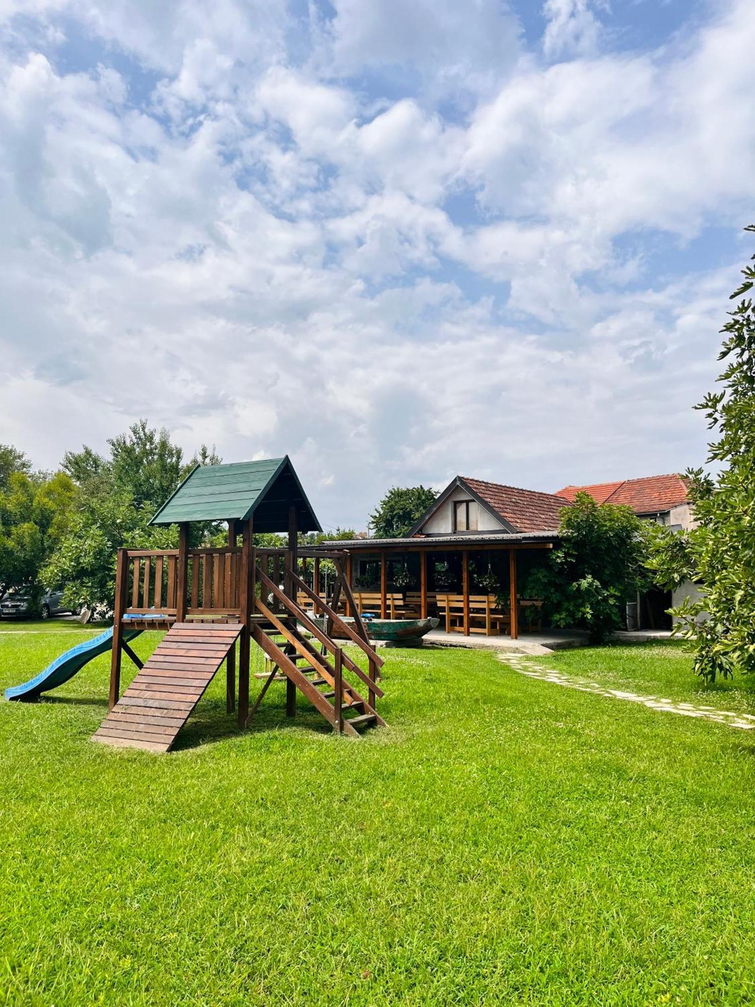 Balabani Local Stay Golubovci Eksteriør bilde