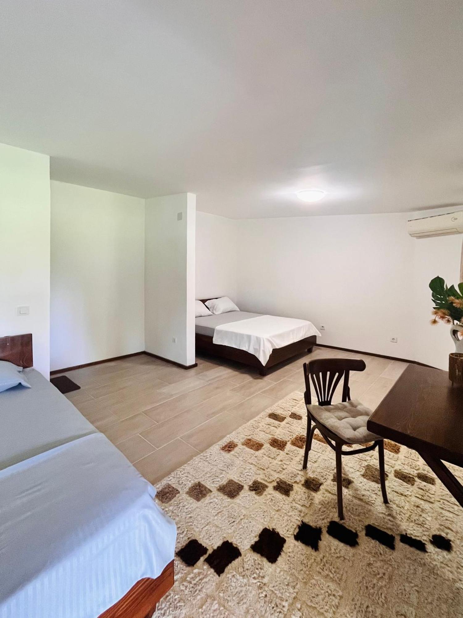 Balabani Local Stay Golubovci Eksteriør bilde